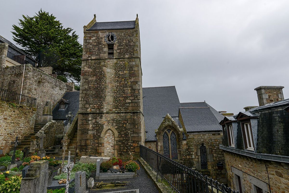 Cemetery and bell tower (Église Saint-Pierre) - Mont Saint Michel (32541478810)