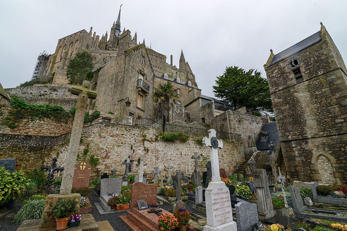 Cemetery and bell tower (Église Saint-Pierre) - Mont Saint Michel (32797436511)