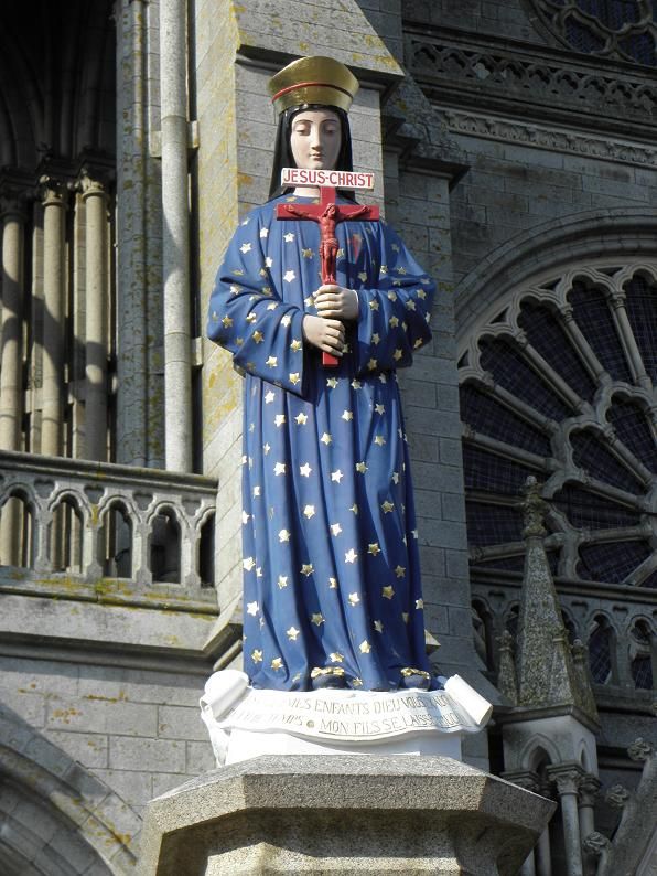 Pontmain (53) Statue de la Vierge sur le parvis de la basilique