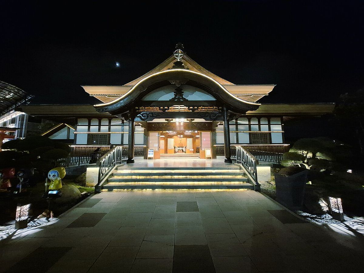 Tampak Depan Taman Doa Our Lady of Akita pada malam hari (September 2025)