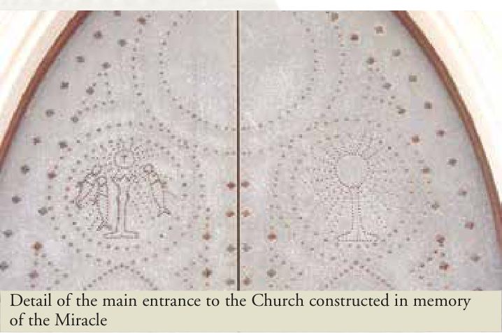 The fish place the Sacred Hosts in the chalice. The present frieze in the interior of the Church of the Parish of Almacera